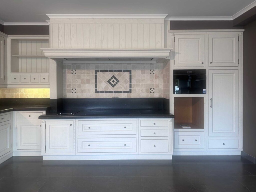 Klassieke-witgelakte-eiken-_keuken-met-blauwe-steen-en-volledige-uitrusting_-_