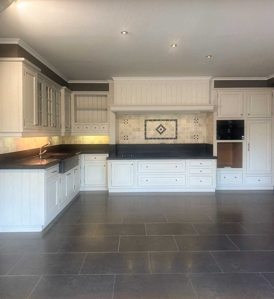 Toonzaalkoopjes Klassieke-witgelakte-eiken-keuken-met-blauwe-steen-en-volledige-uitrusting