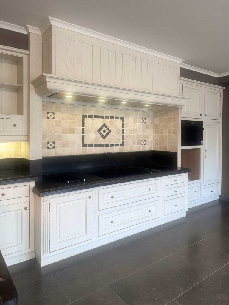 Klassieke-witgelakte-eiken-keuken-met-blauwe-steen-en-volledige-uitrusting-