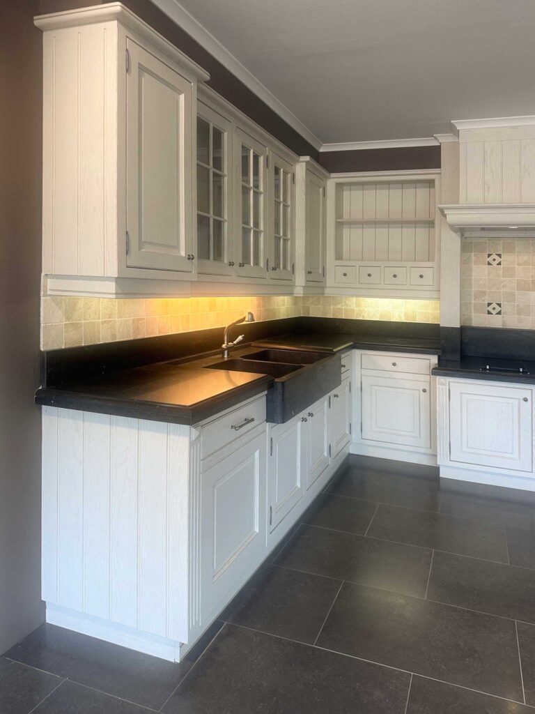 Klassieke-witgelakte-eiken-keuken-met-blauwe-steen-en-volledige-uitrusting-_