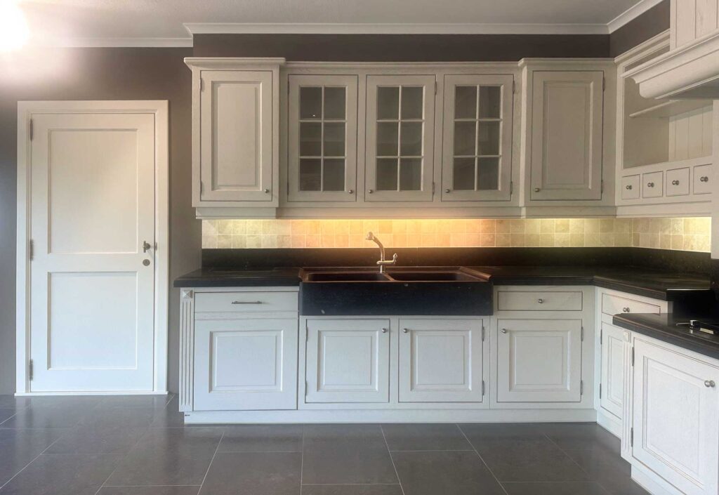 Klassieke-witgelakte-eiken-keuken-met-blauwe-steen-en-volledige-uitrusting2