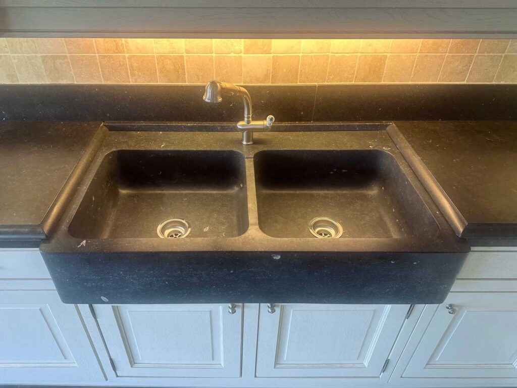 Klassieke-witgelakte-eiken-keuken-met-blauwe-steen-en-volledige-uitrusting9