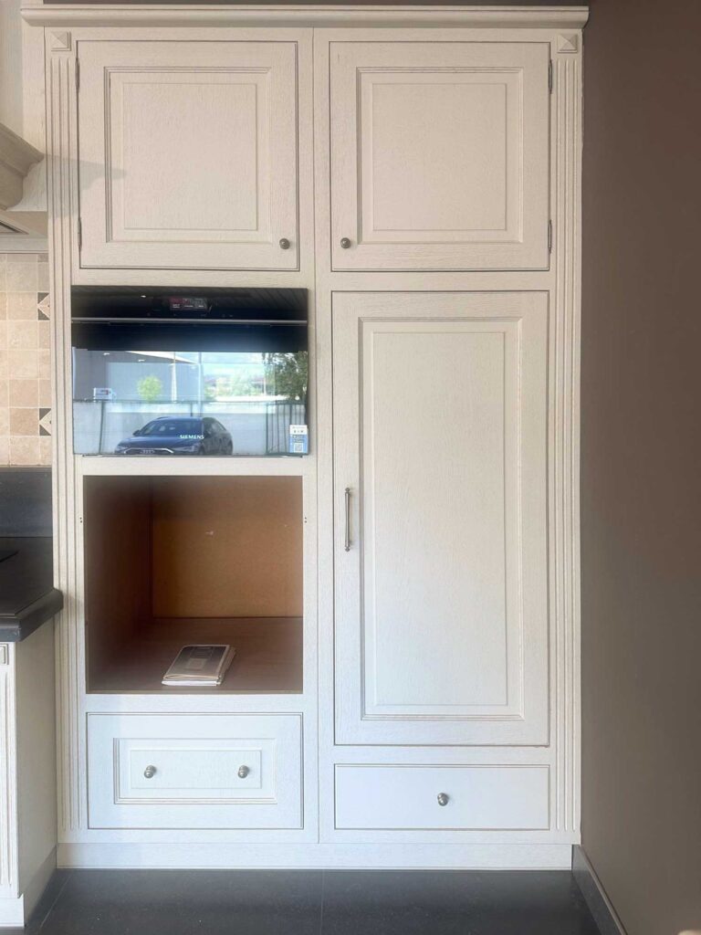 Klassieke-witgelakte-eiken-keuken-met-blauwe-steen-en-volledige-uitrusting_-