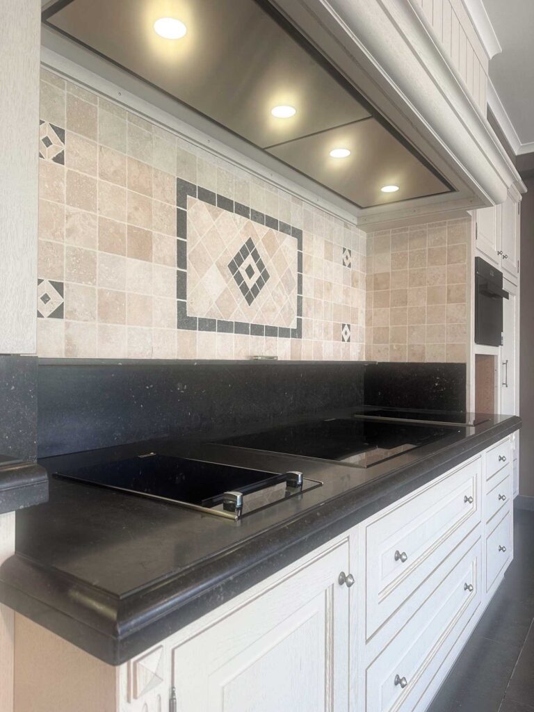 Klassieke-witgelakte-eiken-keuken-met-blauwe-steen-en-volledige-uitrusting_