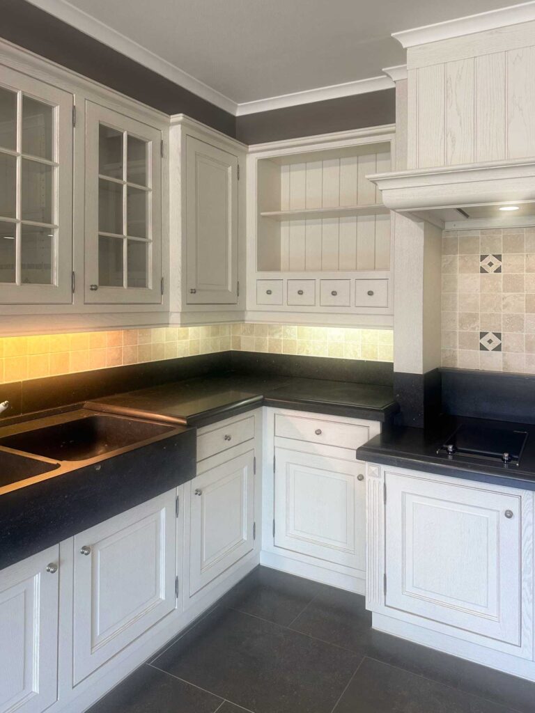 Klassieke-witgelakte-eiken-keuken-met-blauwe-steen-en-volledige-uitrusting_--_