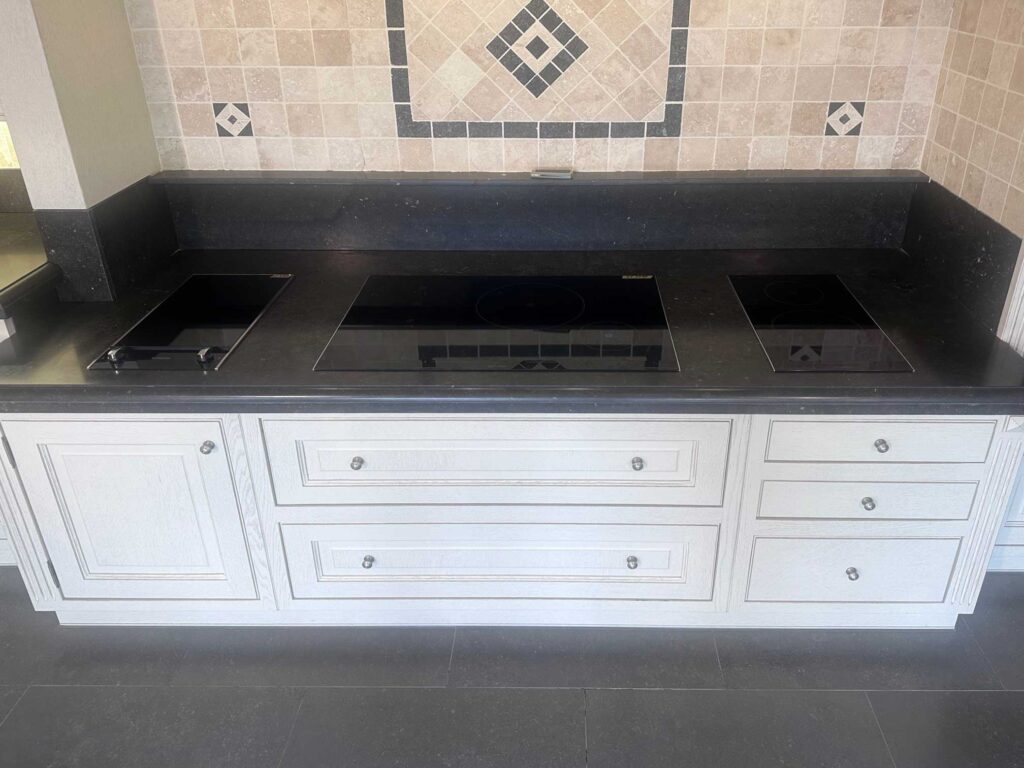 Klassieke-witgelakte-eiken-keuken-met-blauwe-steen-en-volledige-uitrusting_-_